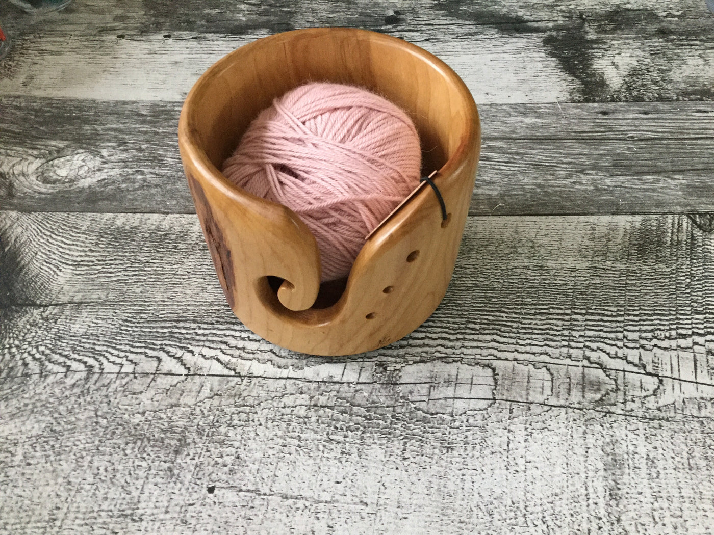 Bol à laine en bois par Monique Grant